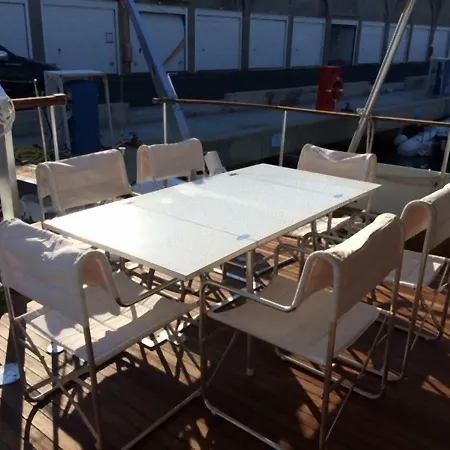 Yacht ספינת מלון *